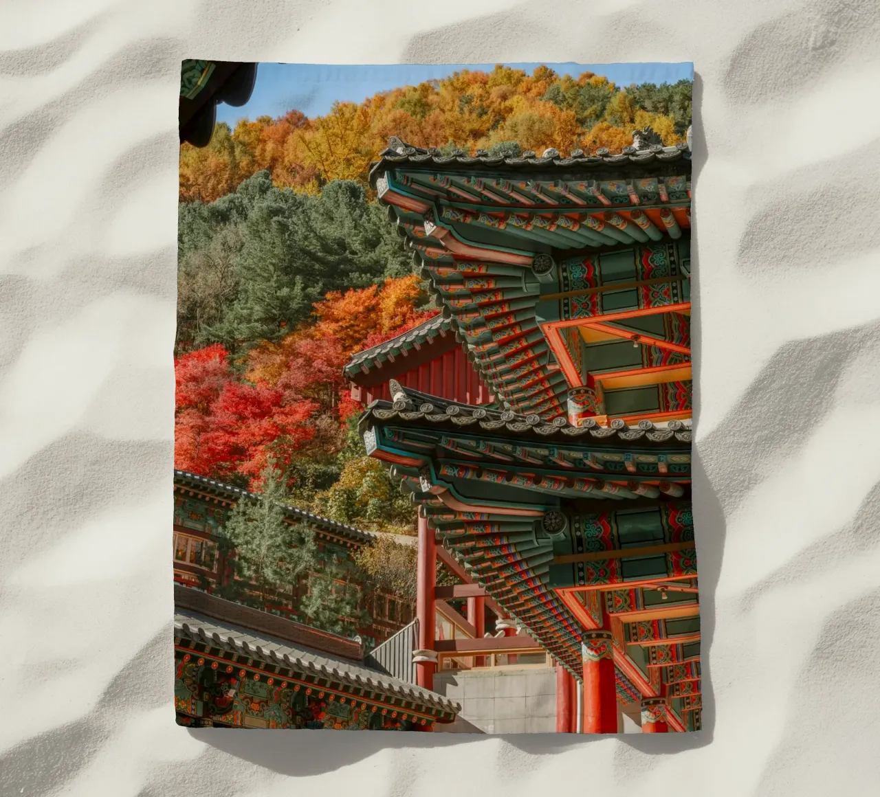 I tetti dei templi coreani in autunno telo mare da mbgraphx2