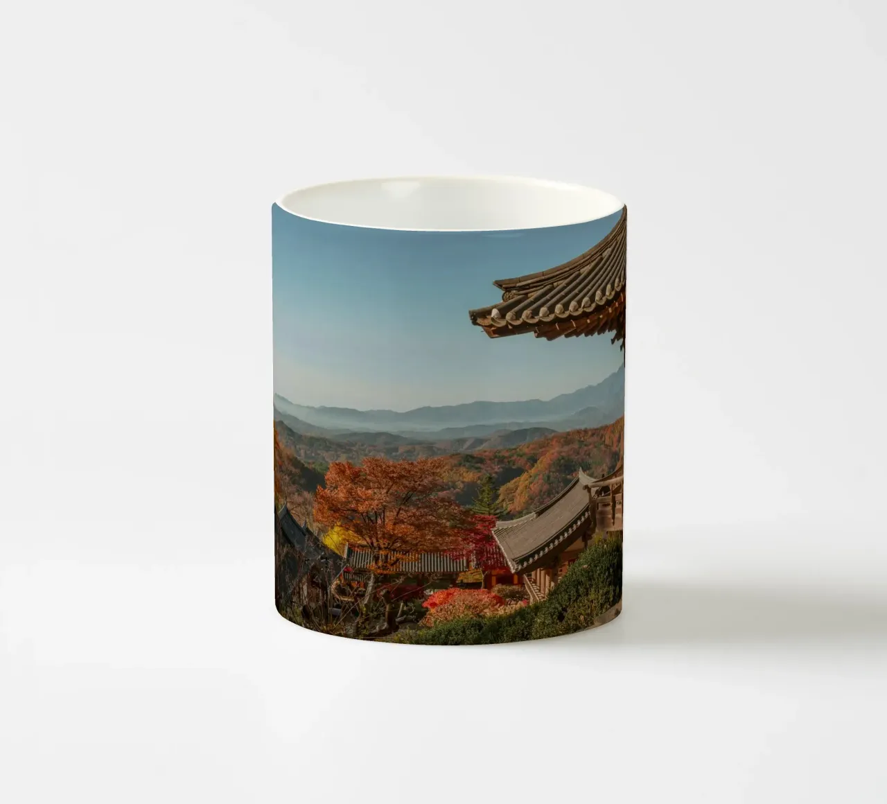 Paesaggio autunnale dal tempio di Buseoksa, Corea del Sud tazza in ceramica da mbgraphx2