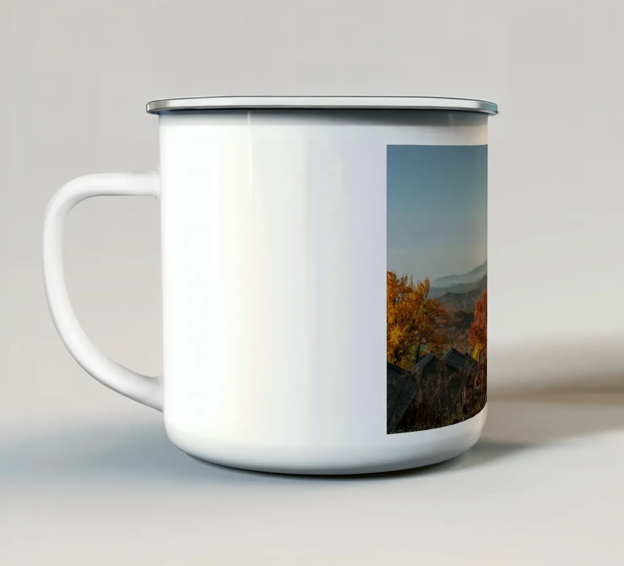 Paesaggio autunnale dal tempio di Buseoksa, Corea del Sud tazza in smalto da mbgraphx2