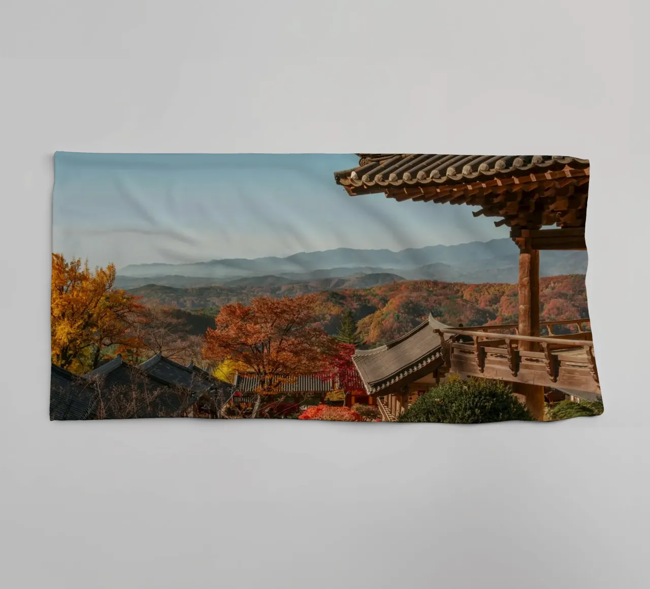 Paesaggio autunnale dal tempio di Buseoksa, Corea del Sud asciugamano da bagno da mbgraphx2