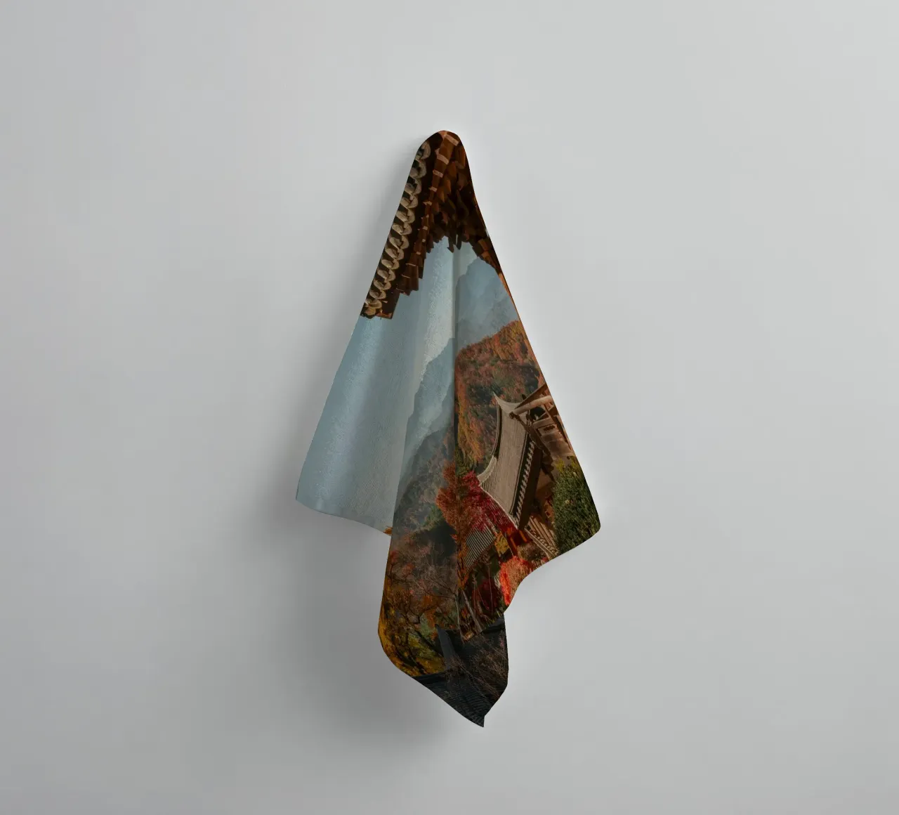 Paesaggio autunnale dal tempio di Buseoksa, Corea del Sud asciugamano da bagno da mbgraphx2