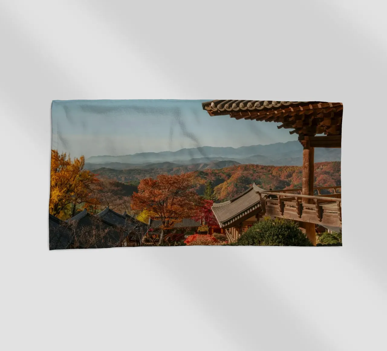 Paesaggio autunnale dal tempio di Buseoksa, Corea del Sud telo mare da mbgraphx2