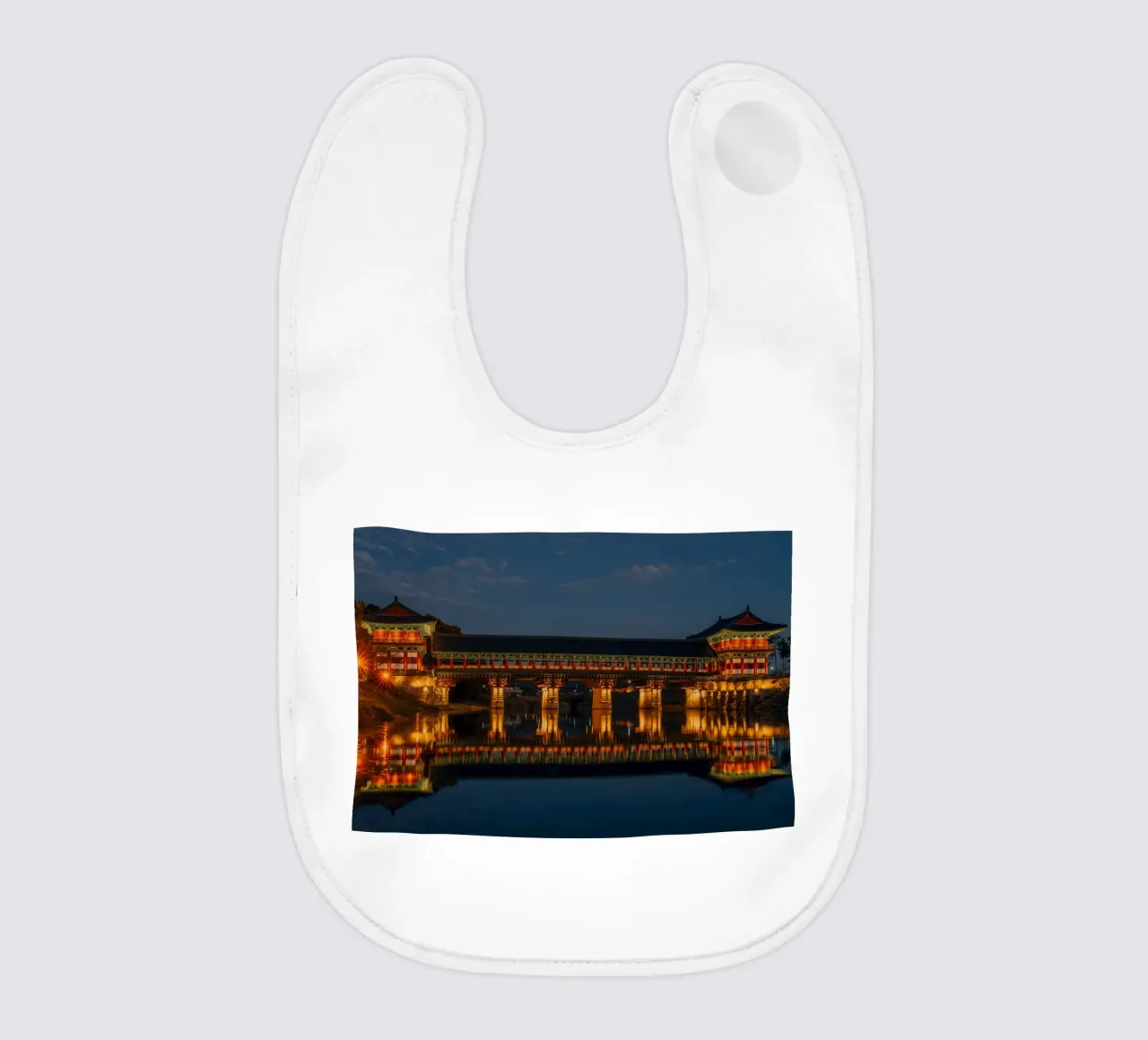 Il ponte Woljeonggyo di notte a Gyeongju, Corea del Sud bavaglino da mbgraphx2