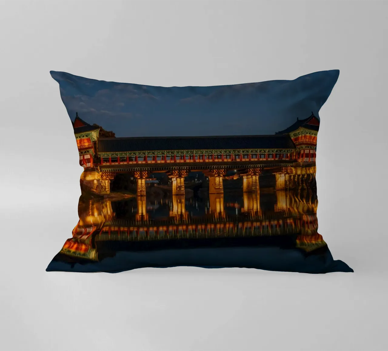 Il ponte Woljeonggyo di notte a Gyeongju, Corea del Sud cuscino da mbgraphx2