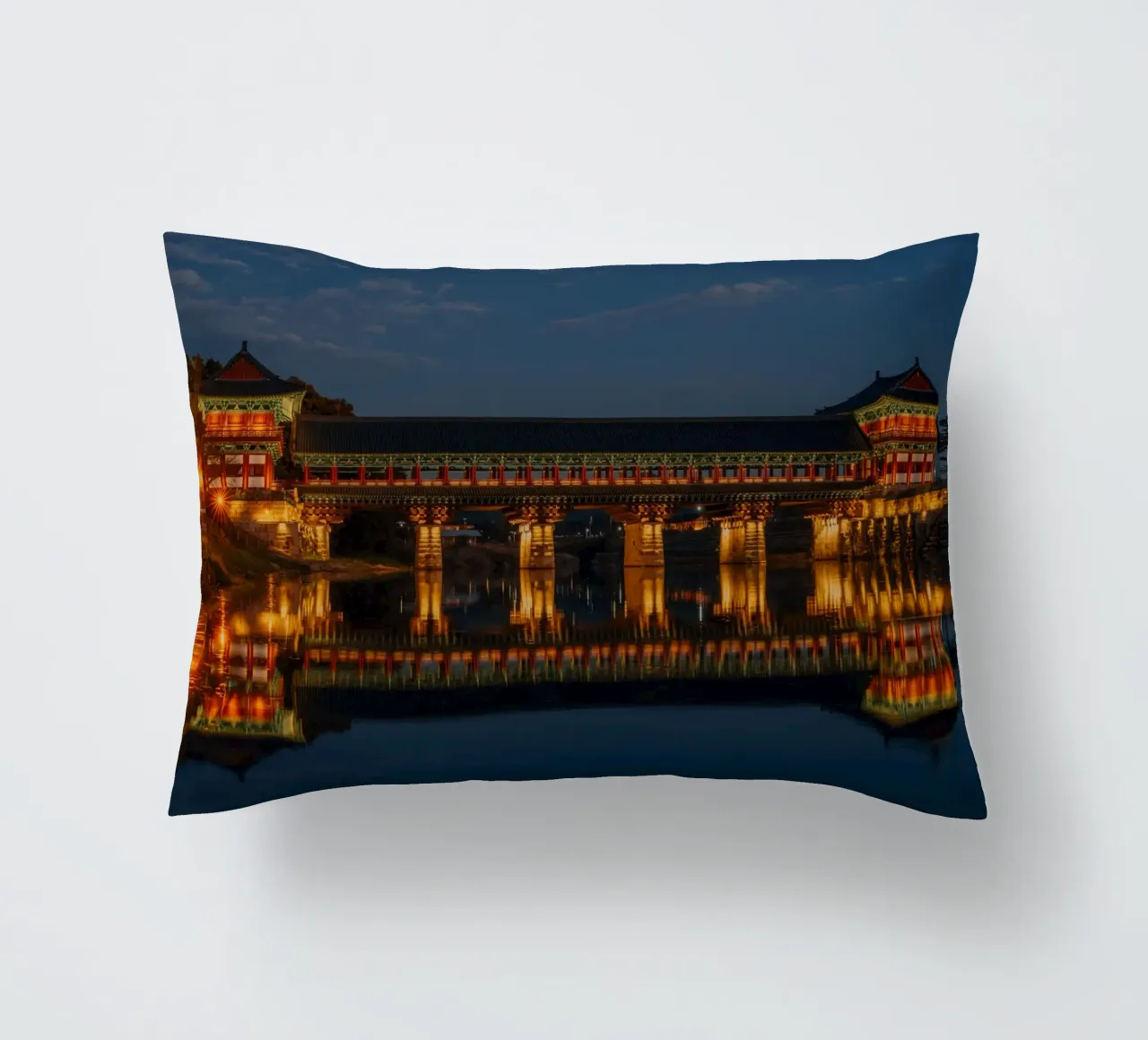Il ponte Woljeonggyo di notte a Gyeongju, Corea del Sud cuscino da mbgraphx2