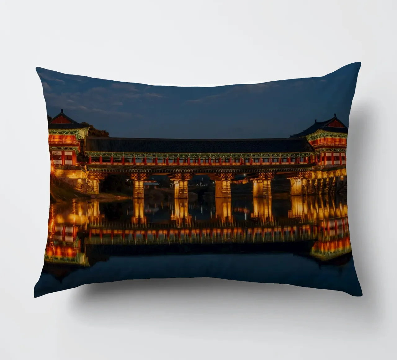 Il ponte Woljeonggyo di notte a Gyeongju, Corea del Sud cuscino da mbgraphx2