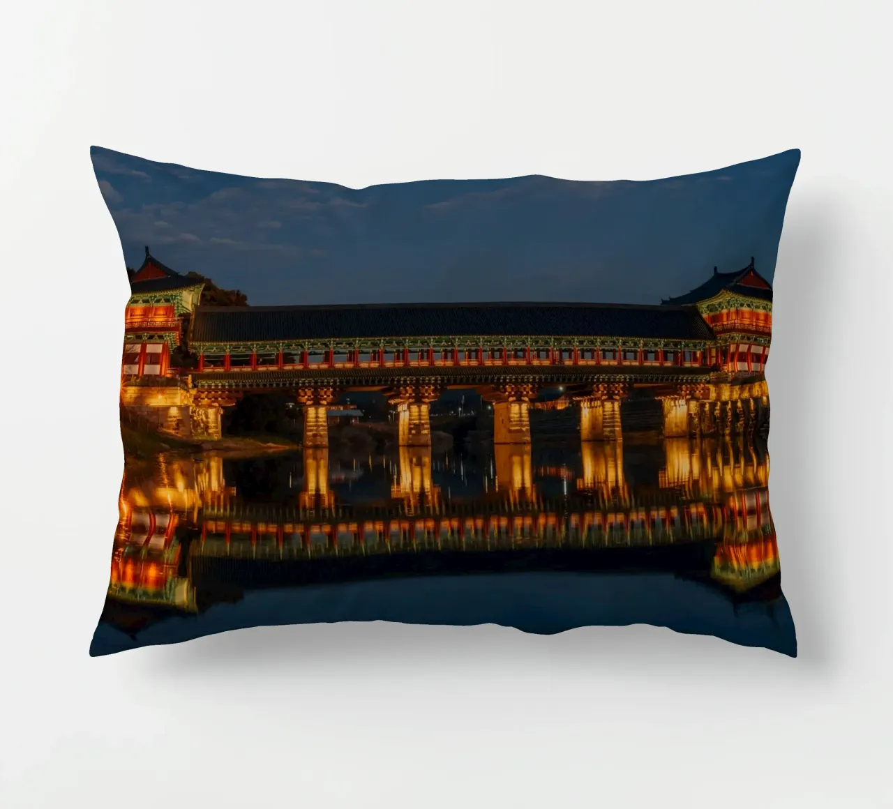 Il ponte Woljeonggyo di notte a Gyeongju, Corea del Sud cuscino da mbgraphx2