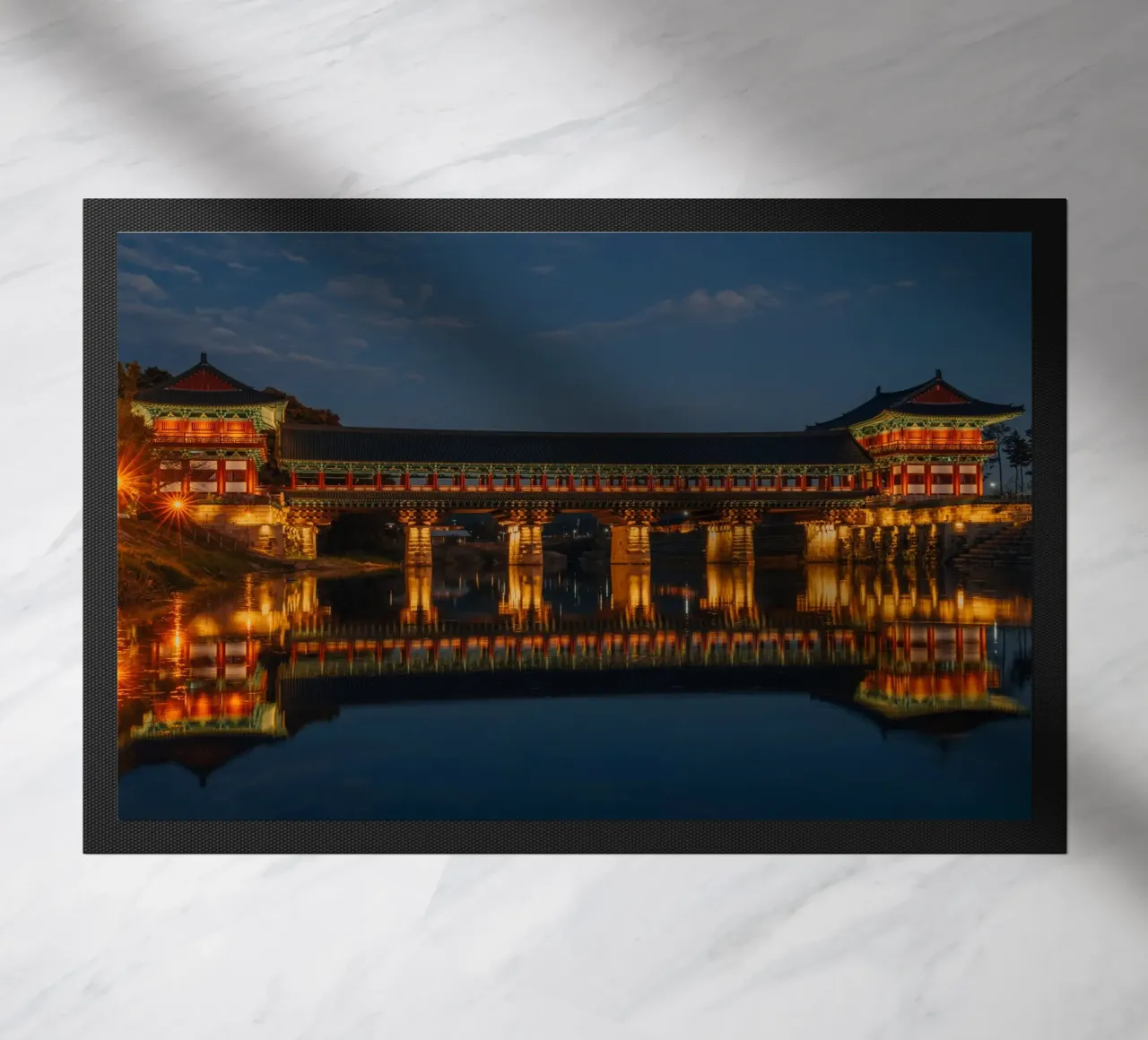 Il ponte Woljeonggyo di notte a Gyeongju, Corea del Sud zerbino da mbgraphx2