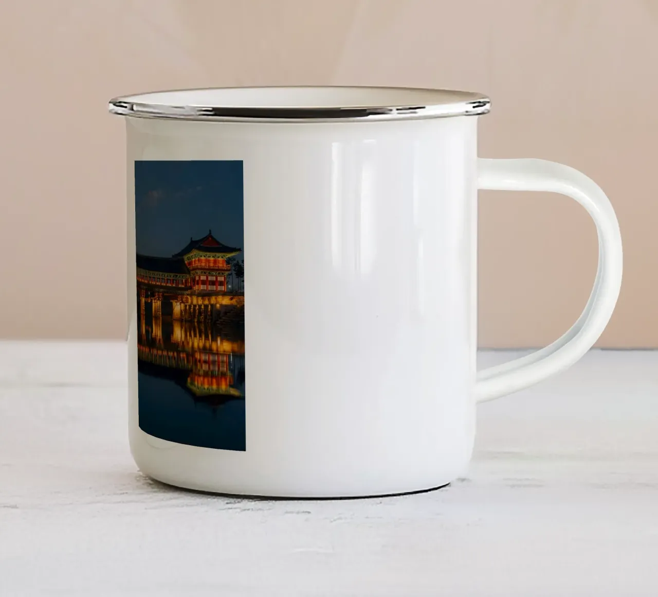 Il ponte Woljeonggyo di notte a Gyeongju, Corea del Sud tazza in smalto da mbgraphx2