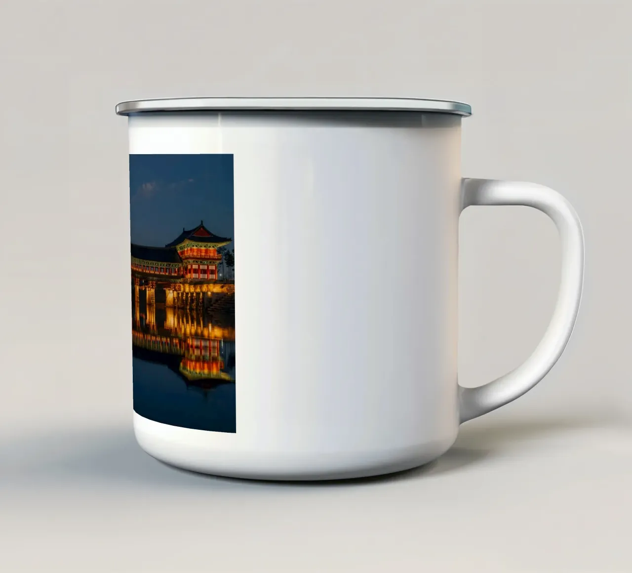 Il ponte Woljeonggyo di notte a Gyeongju, Corea del Sud tazza in smalto da mbgraphx2