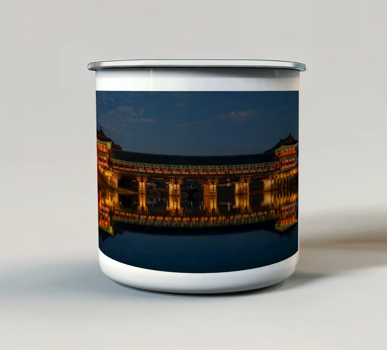 Il ponte Woljeonggyo di notte a Gyeongju, Corea del Sud tazza in smalto da mbgraphx2