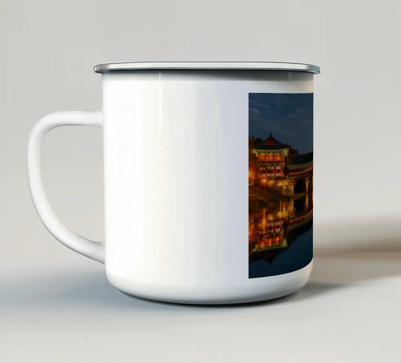 Il ponte Woljeonggyo di notte a Gyeongju, Corea del Sud tazza in smalto da mbgraphx2