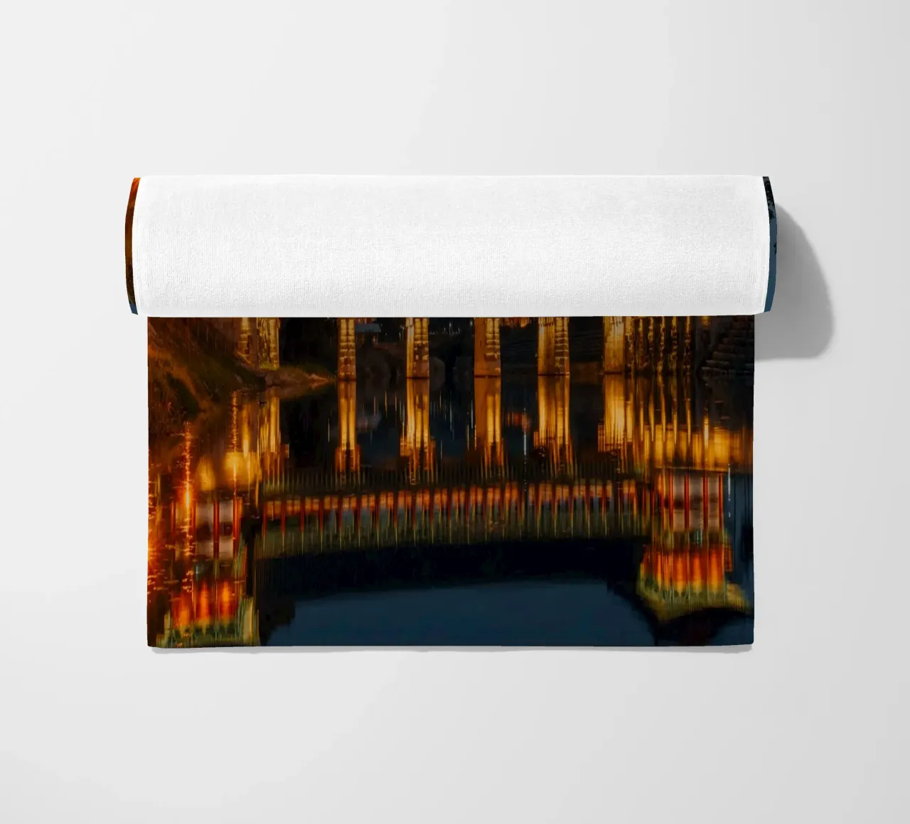 Il ponte Woljeonggyo di notte a Gyeongju, Corea del Sud telo mare da mbgraphx2