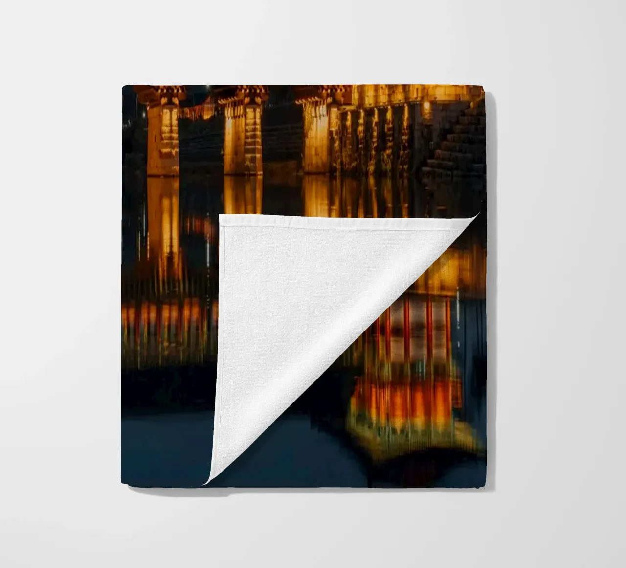 Il ponte Woljeonggyo di notte a Gyeongju, Corea del Sud telo mare da mbgraphx2