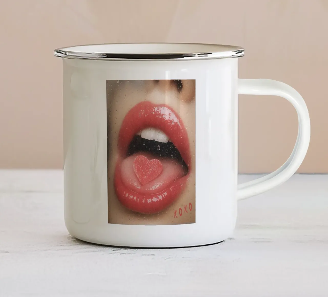 Labbra a cuore di zucchero tazza in smalto da Dagmar Pels