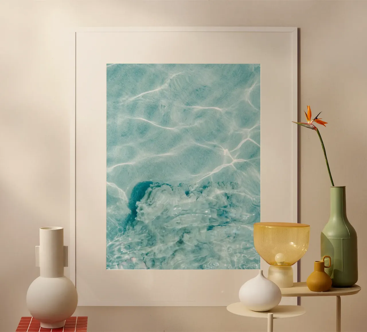 Acqua limpida e blu - Fotografia di viaggio colorata poster con telaio in legno da Raisa Zwart Photography