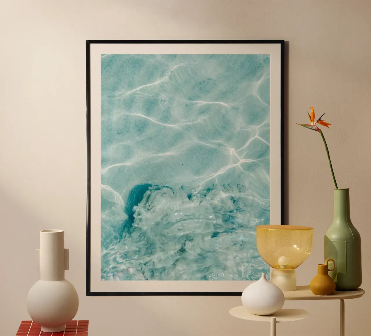 Acqua limpida e blu - Fotografia di viaggio colorata poster con telaio in legno da Raisa Zwart Photography
