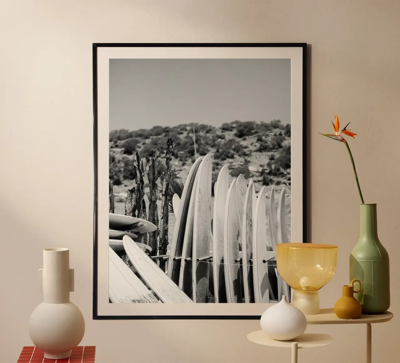 Surf a Taghazout - Fotografia di viaggio in Marocco poster con telaio in legno da Raisa Zwart Photography
