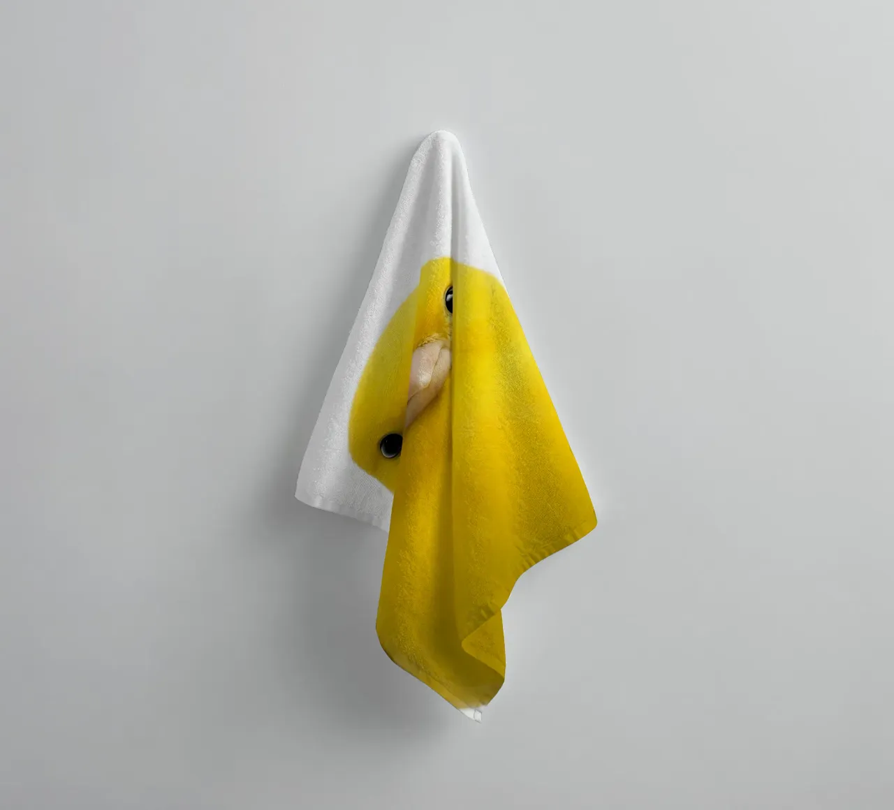 Portrait d'un mignon oiseau jaune - Minimalist Nature Art Print serviette de bain de Happy Wild Prints