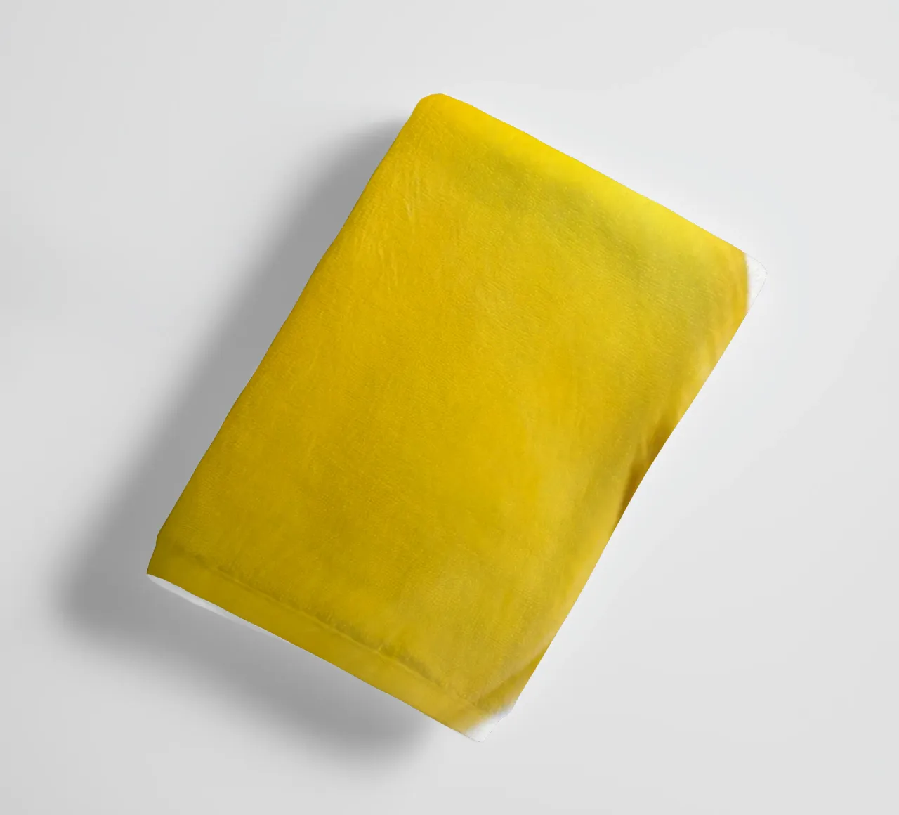 Portrait d'un mignon oiseau jaune - Minimalist Nature Art Print serviette de bain de Happy Wild Prints
