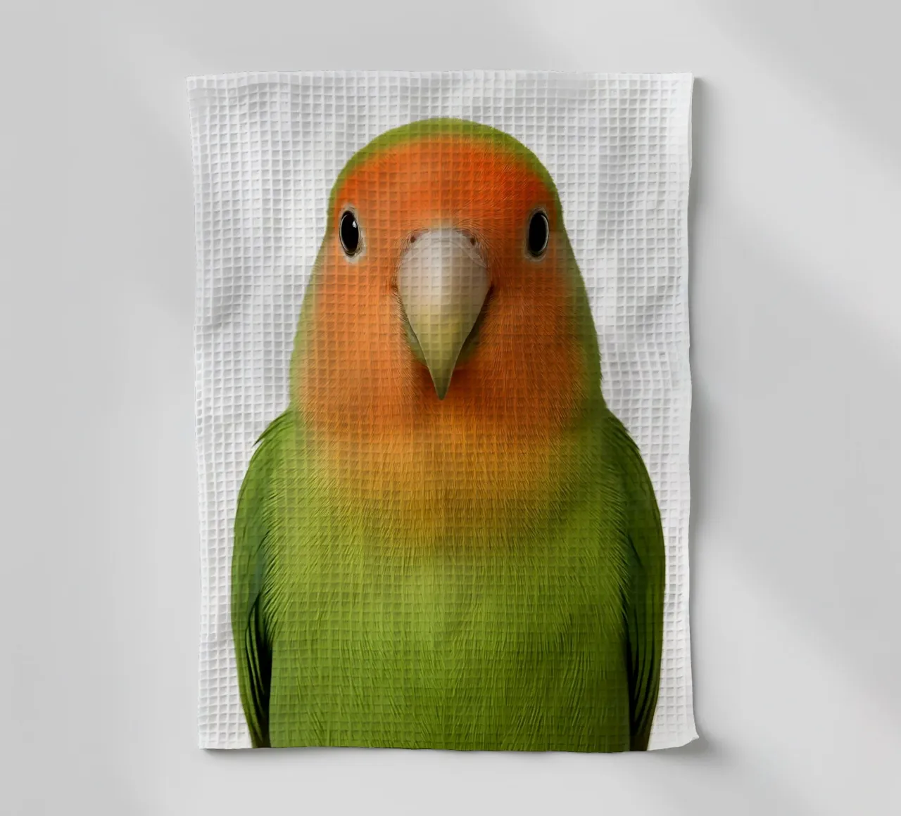 Portrait d'un inséparable coloré - Impression d'art tropical mignon torchon de Happy Wild Prints