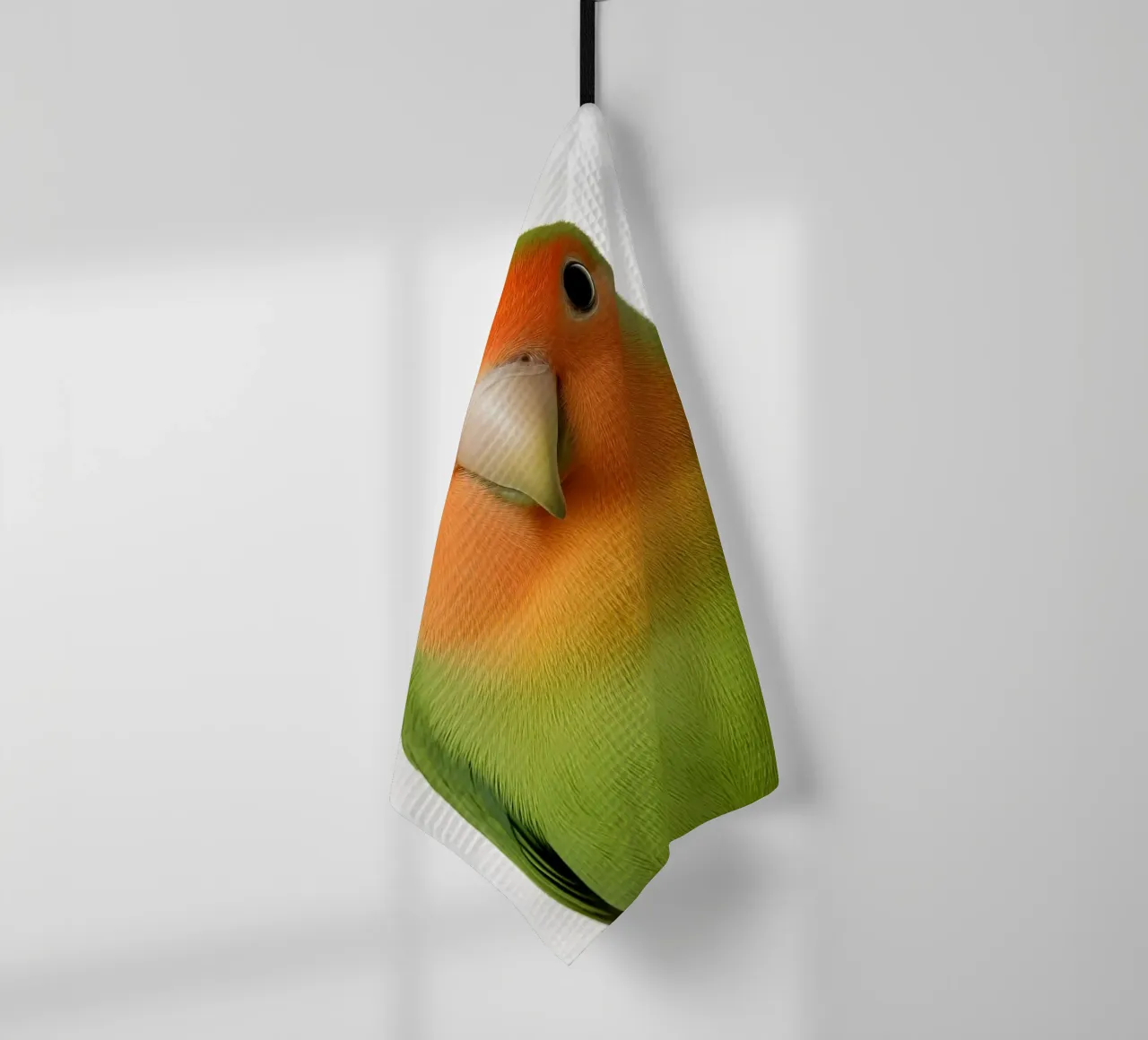 Portrait d'un inséparable coloré - Impression d'art tropical mignon torchon de Happy Wild Prints