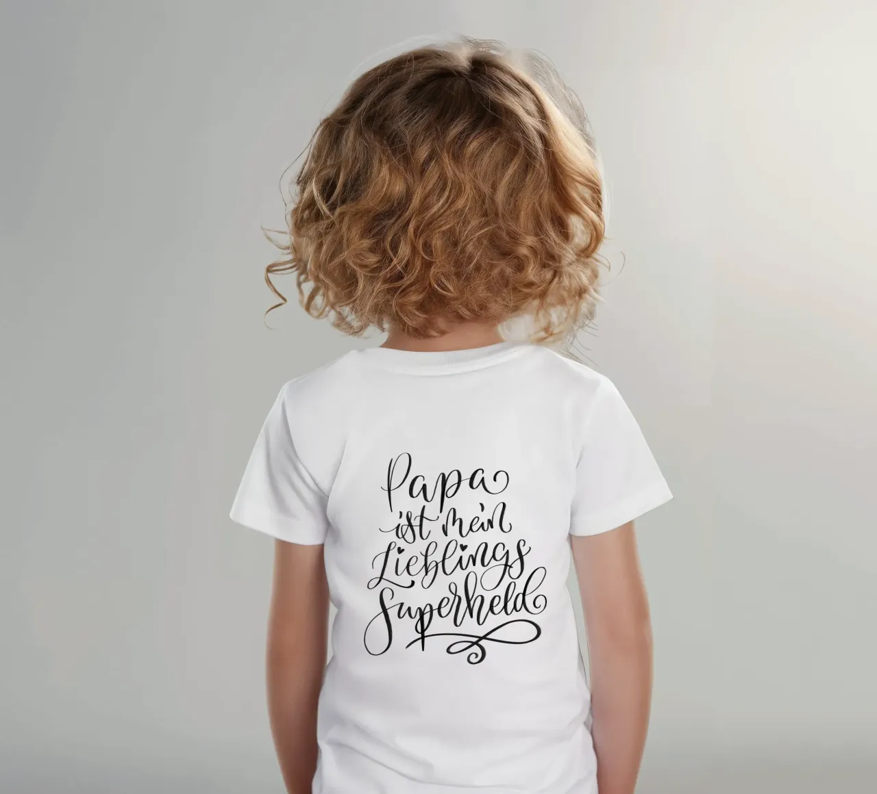 Papa ist mein Lieblings-Superheld. Kinder T-Shirt von CalliLetters
