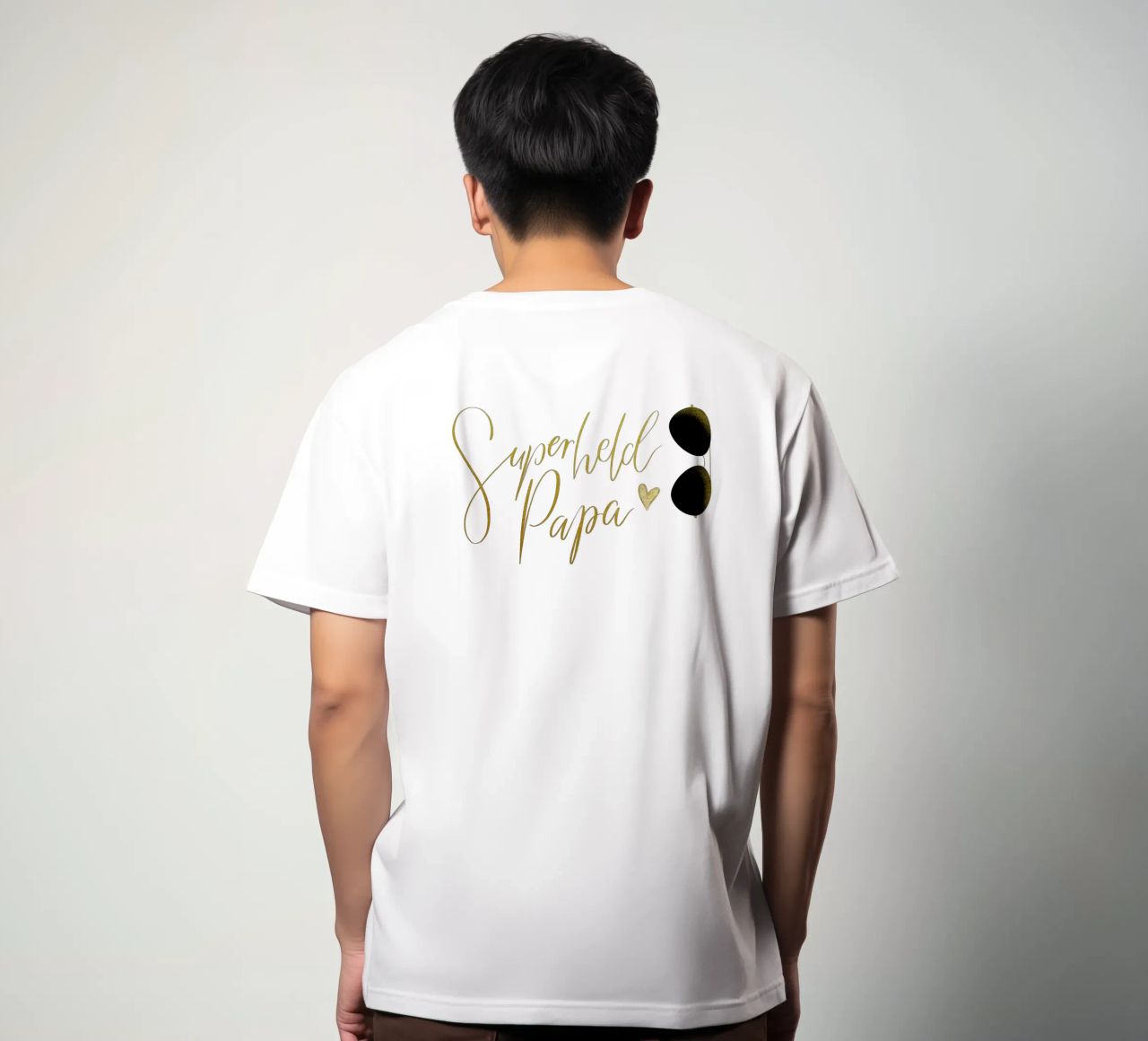 Superheld vader. Personaliseer je ontwerp voor je vader. t-shirt van CalliLetters