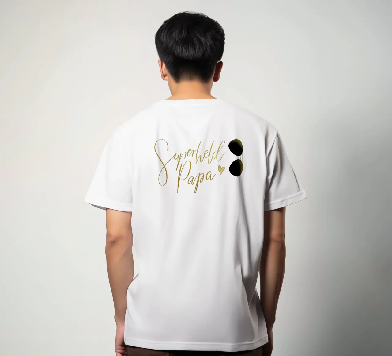 Superheld vader. Personaliseer je ontwerp voor je vader. t-shirt van CalliLetters