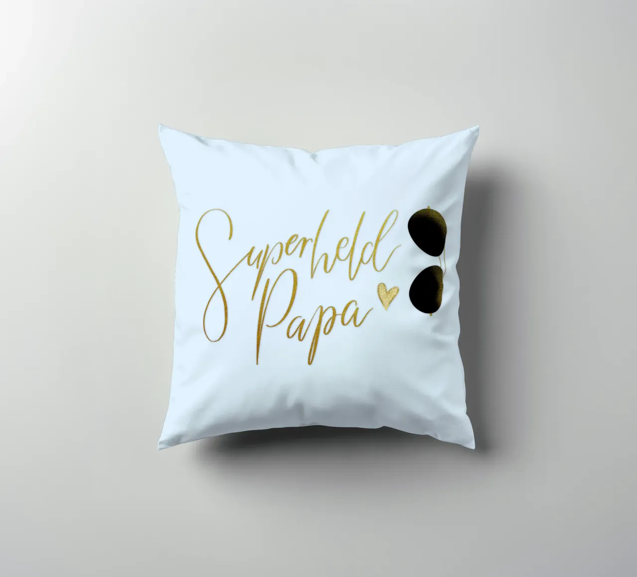 Superheld vader. Personaliseer je ontwerp voor je vader. kussen van CalliLetters
