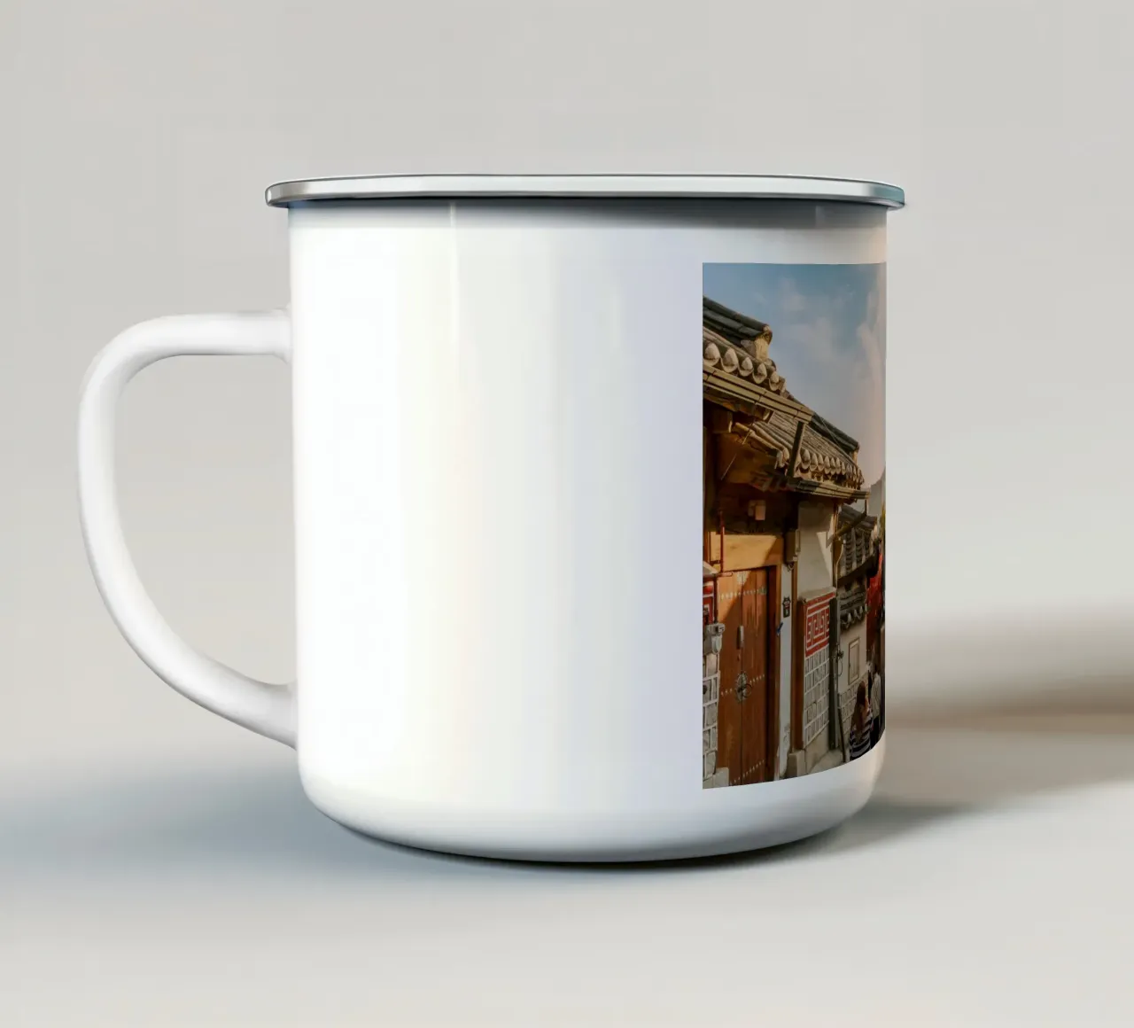 Tramonto autunnale al villaggio Hanok di Bukchon a Seul, Corea del Sud tazza in smalto da mbgraphx2