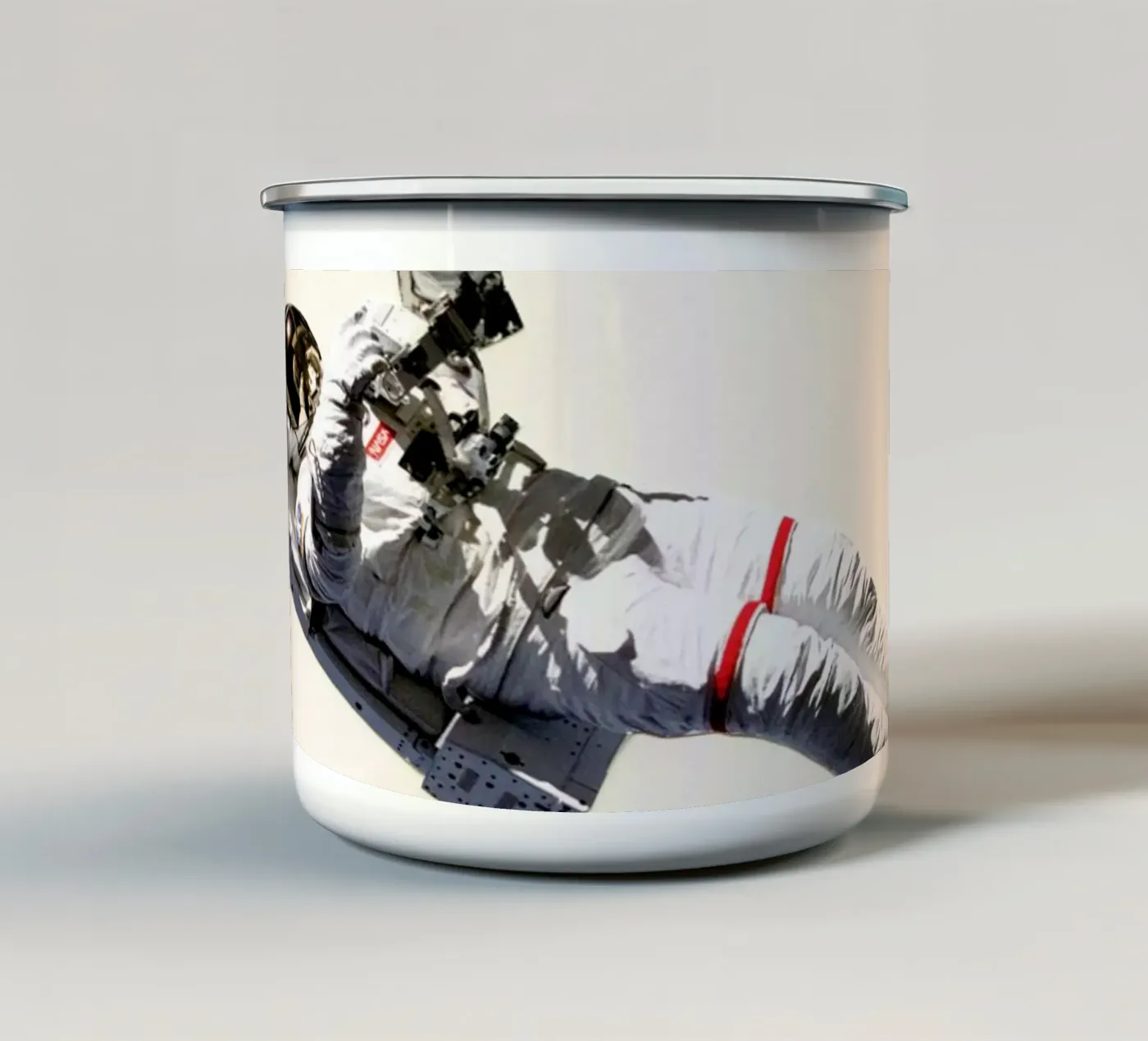 Float mug en émail de Cassia Beck Collage