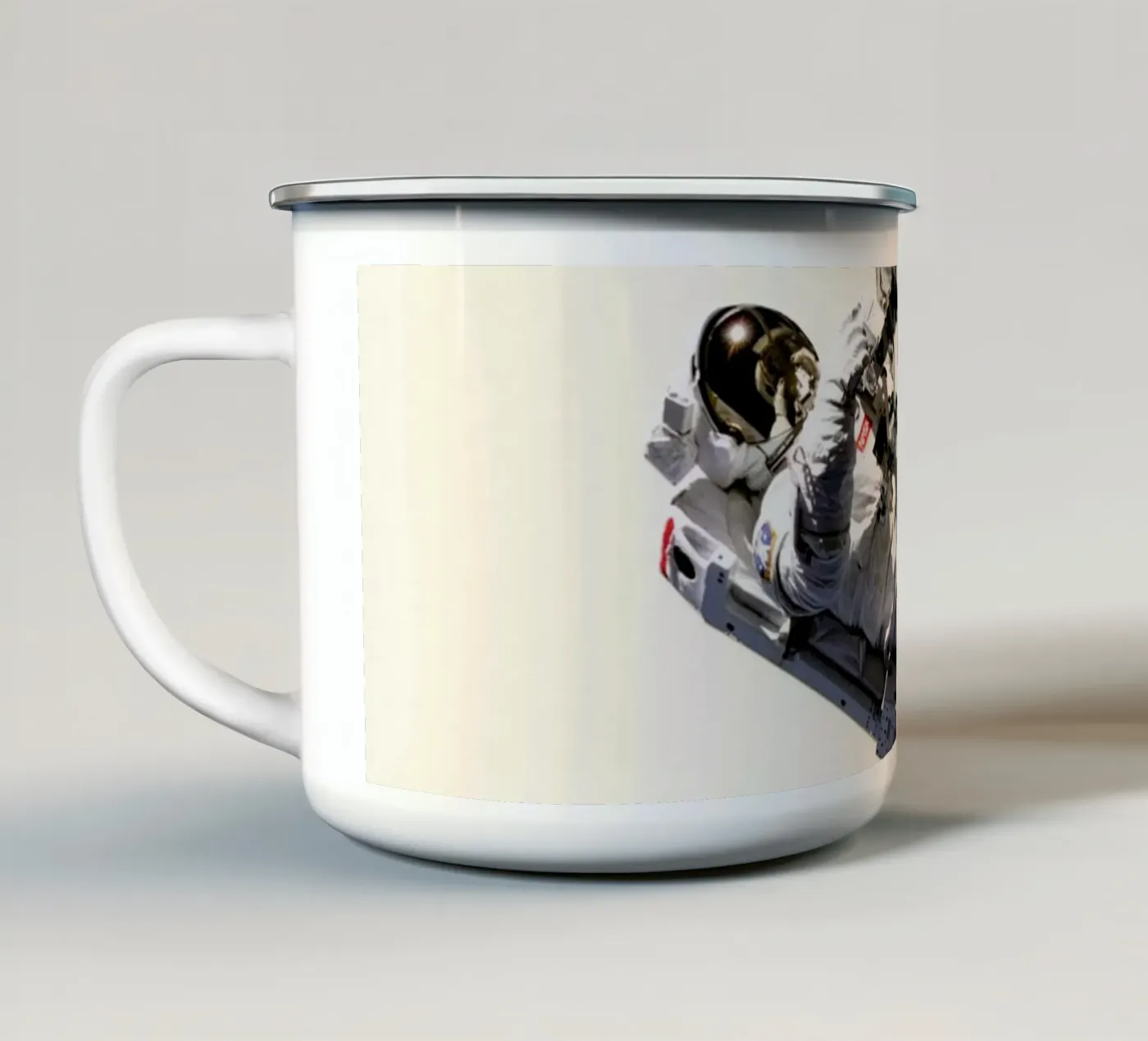 Float mug en émail de Cassia Beck Collage