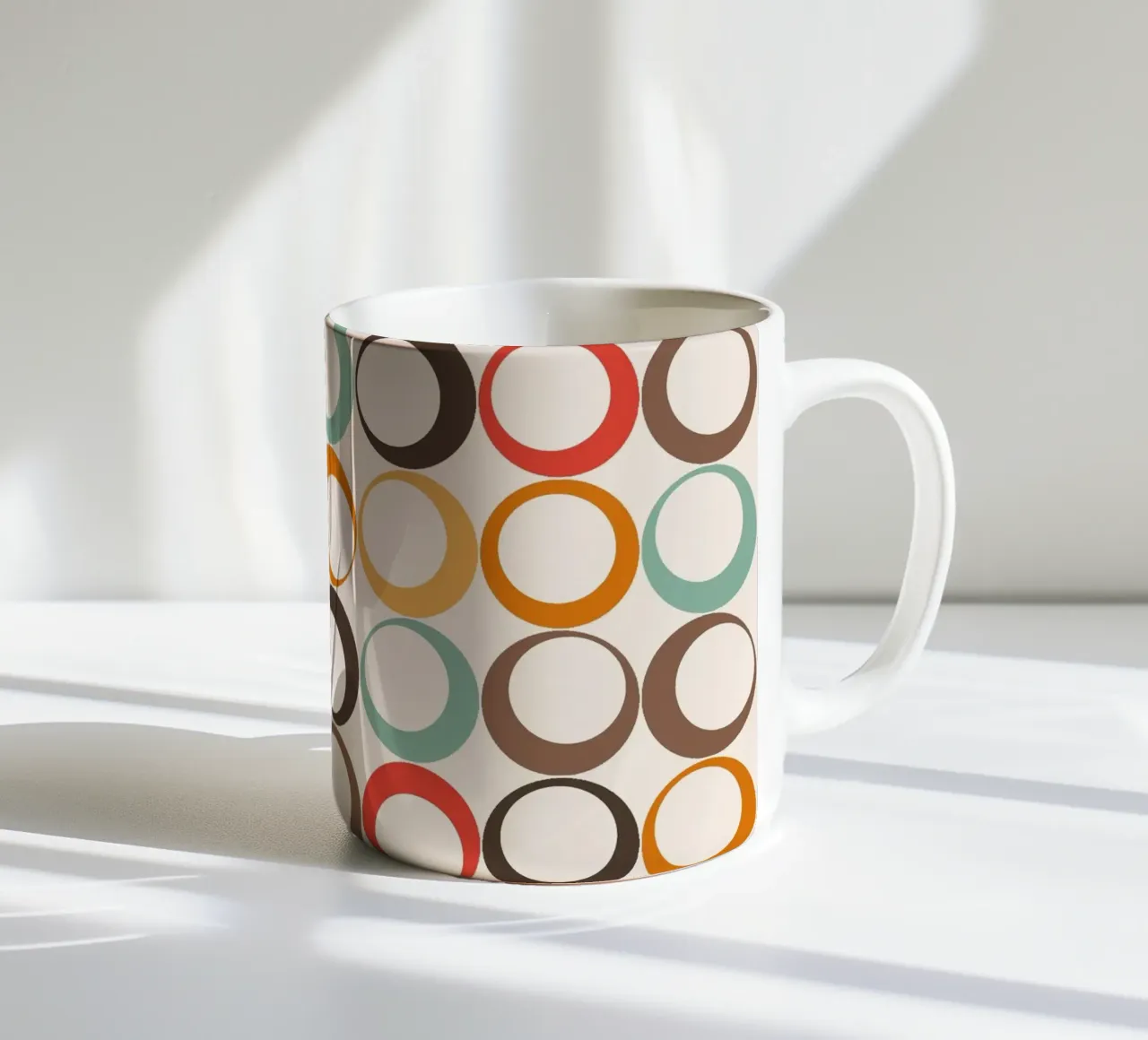 Loop retrò colorati Vibrazione nostalgica tazza in ceramica da Timeless moderna