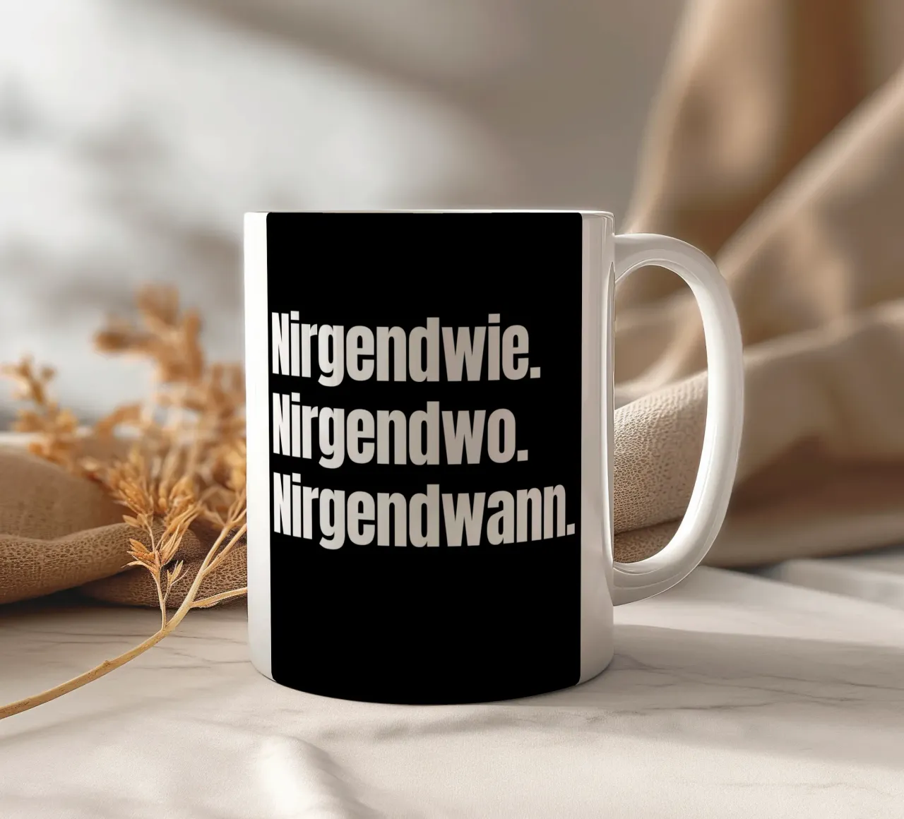 Nirgendwie. Nirgendwo. Nirgendwann. Keramik Tasse von Flosters