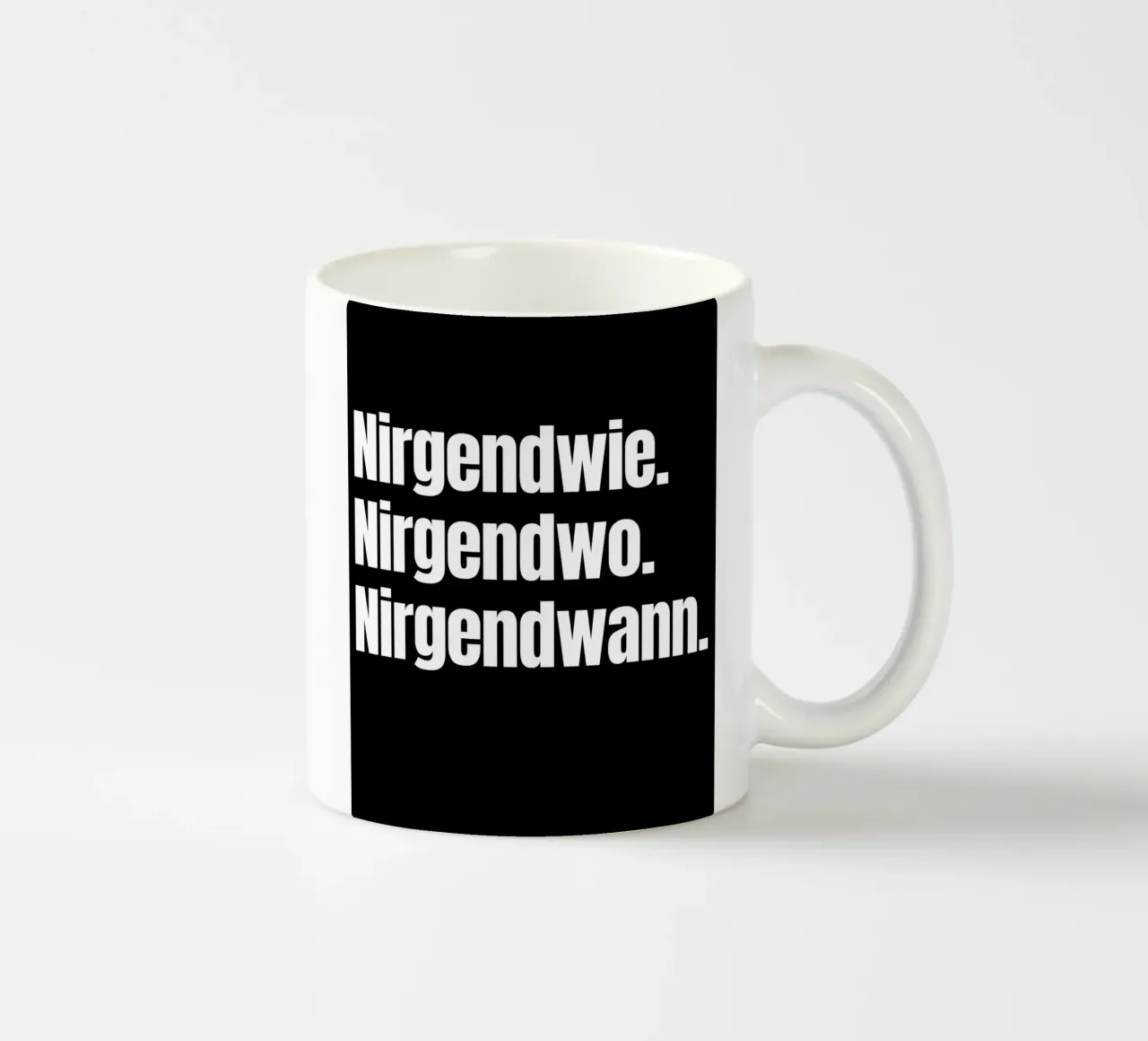 Nirgendwie. Nirgendwo. Nirgendwann. Keramik Tasse von Flosters