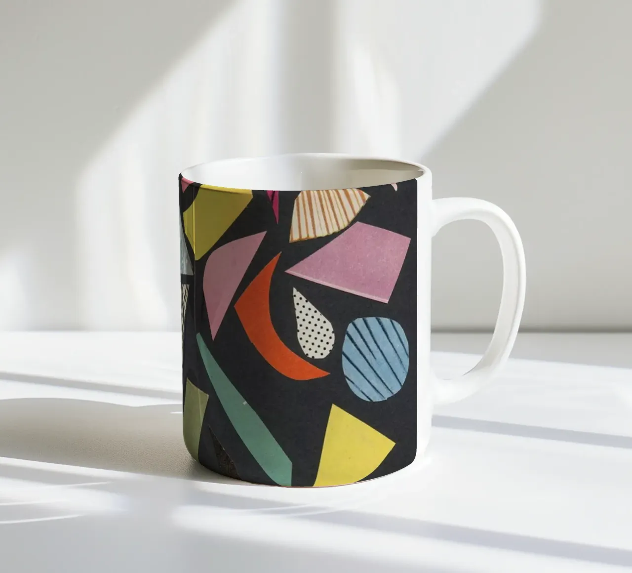 Black Terrazzo tazza in ceramica da Cassia Beck Collage
