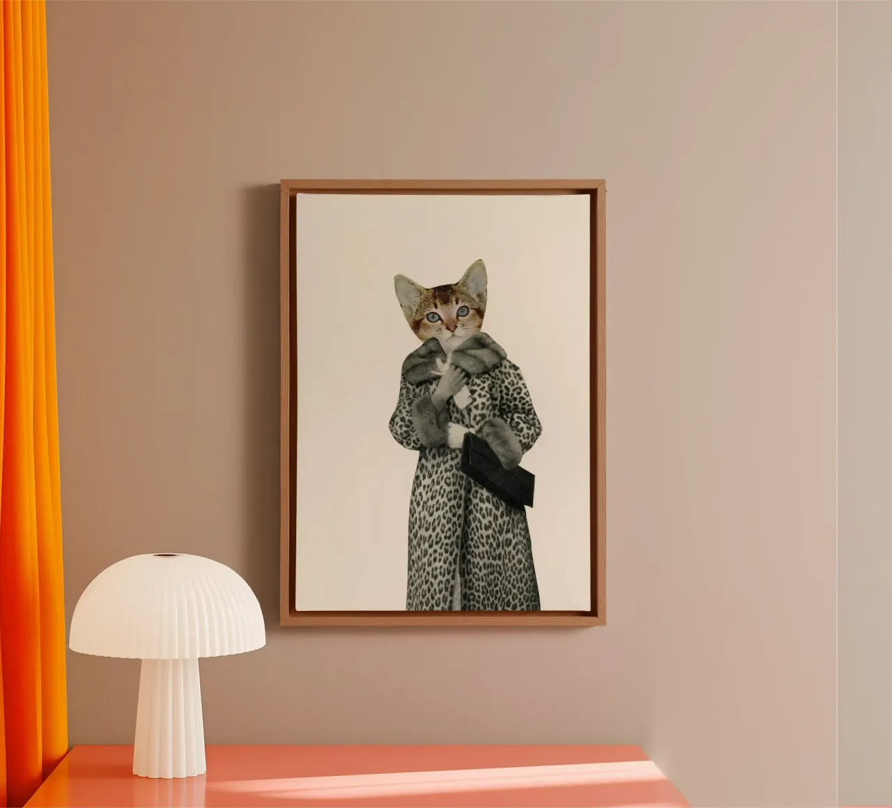 Kätzchen als Katze verkleidet Leinwand mit Schattenfugenrahmen von Cassia Beck Collage