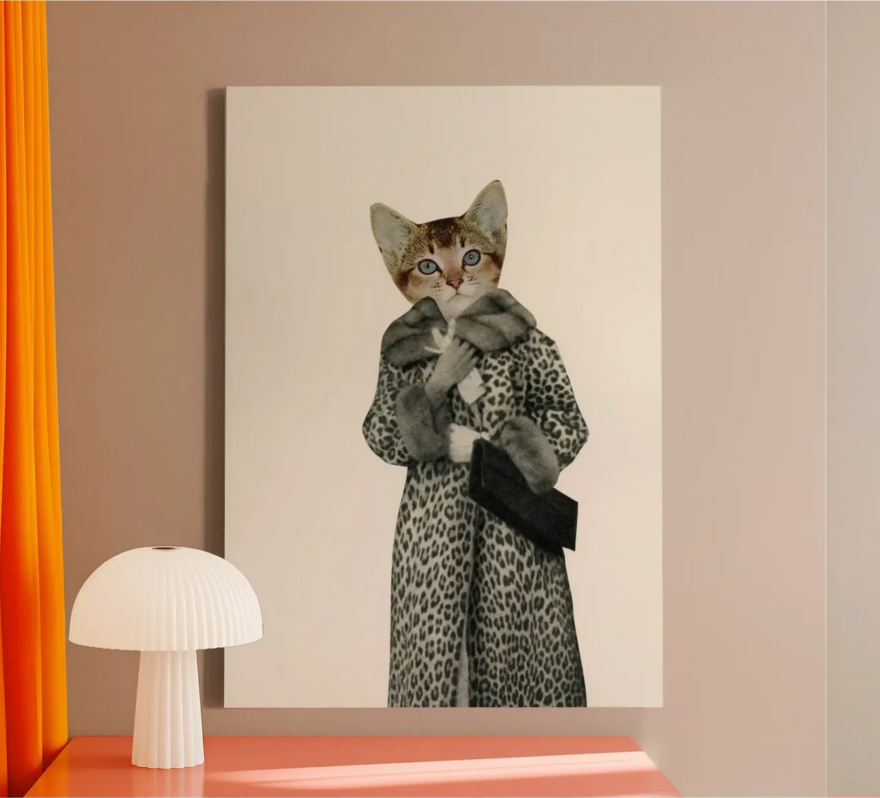 Kätzchen als Katze verkleidet Leinwand mit Schattenfugenrahmen von Cassia Beck Collage