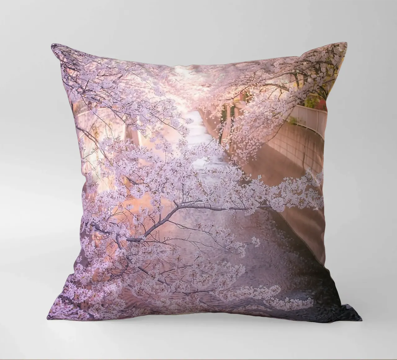 Sakura tree over Kanda Gawa river cuscino da Samuel Leonardo