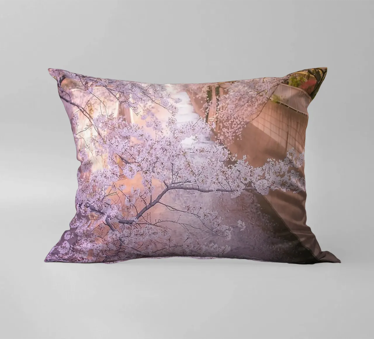 Sakura tree over Kanda Gawa river cuscino da Samuel Leonardo
