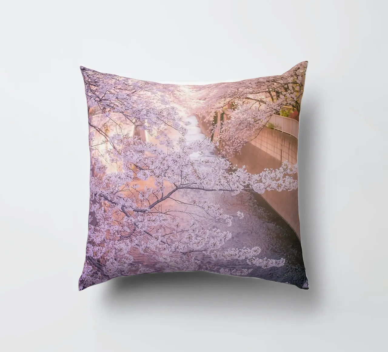 Sakura tree over Kanda Gawa river cuscino da Samuel Leonardo