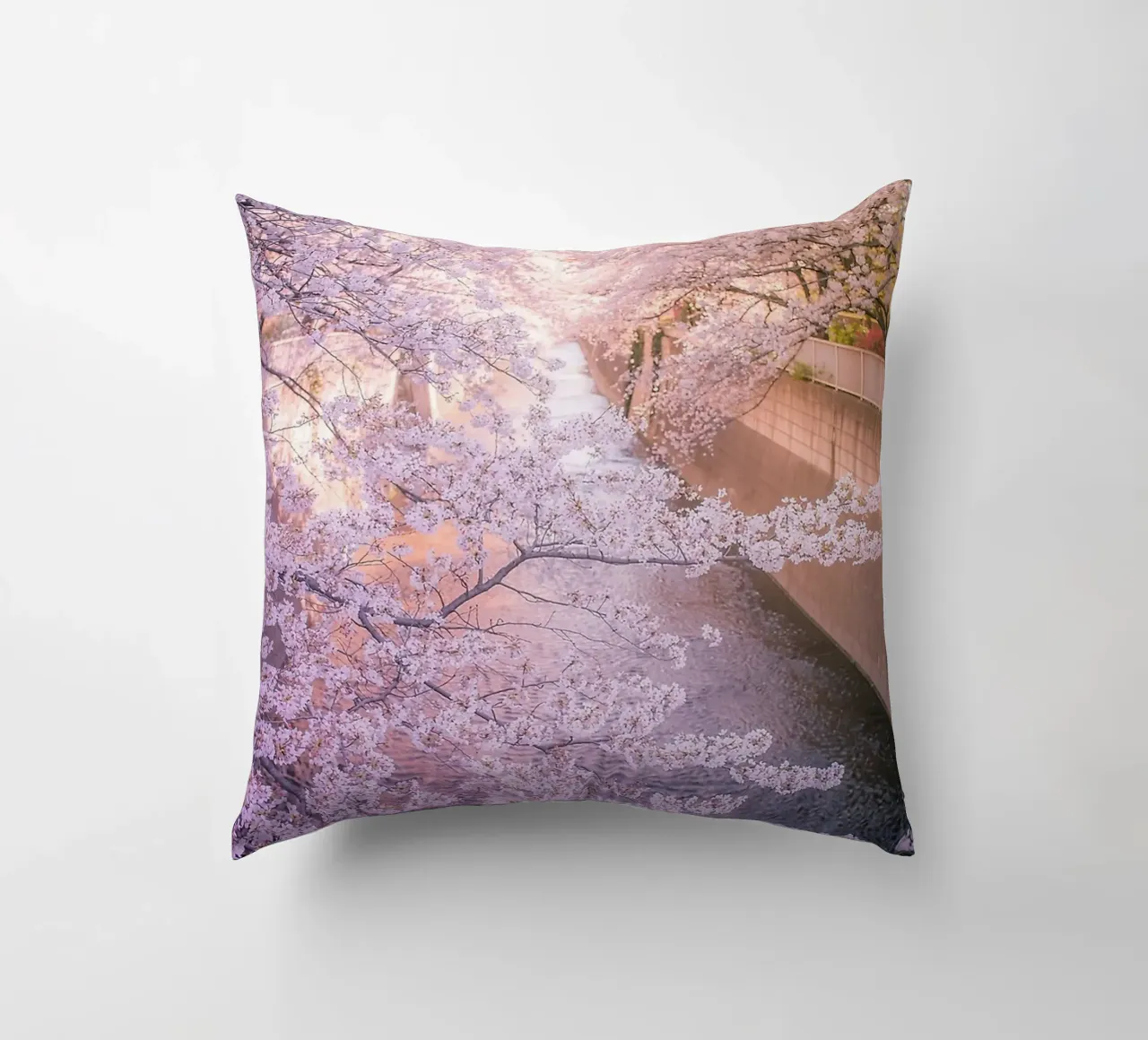 Sakura tree over Kanda Gawa river cuscino da Samuel Leonardo
