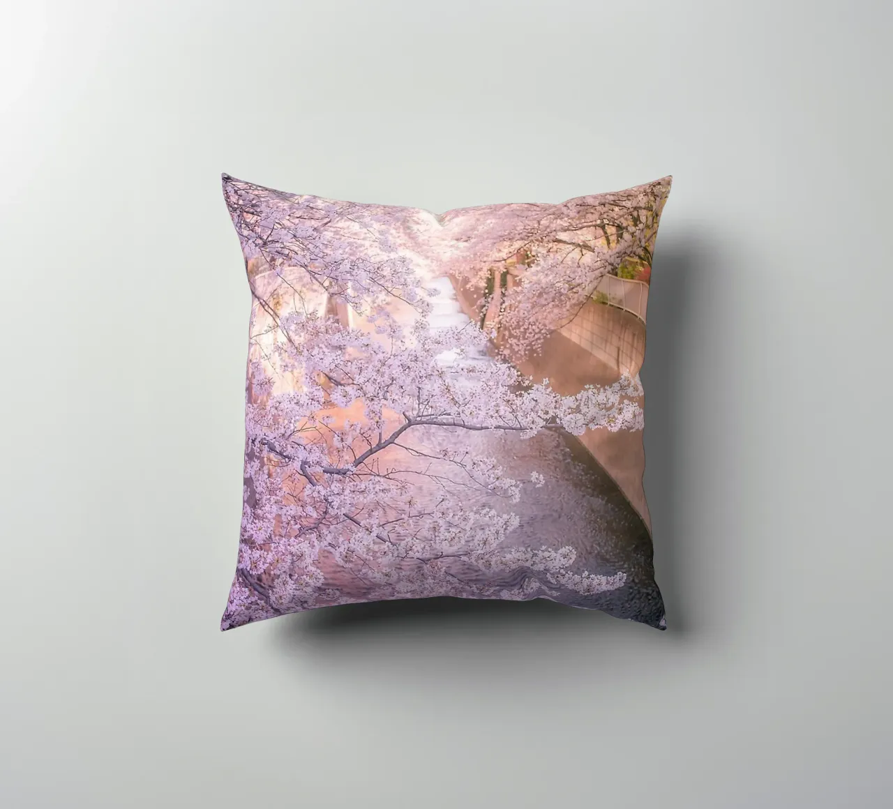Sakura tree over Kanda Gawa river cuscino da Samuel Leonardo