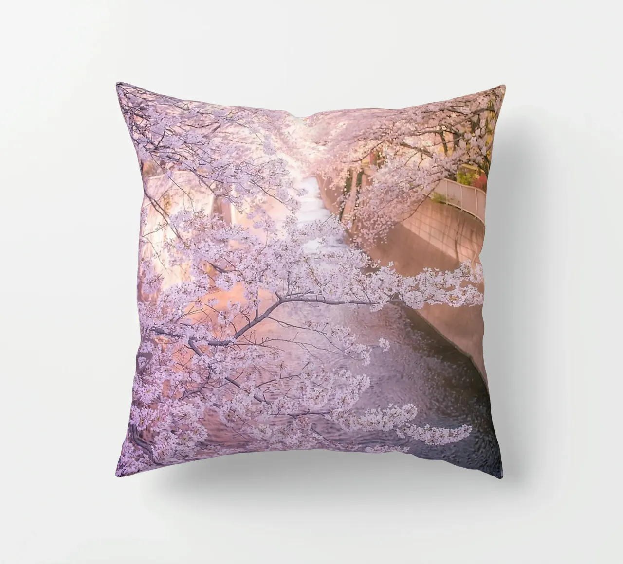 Sakura tree over Kanda Gawa river cuscino da Samuel Leonardo