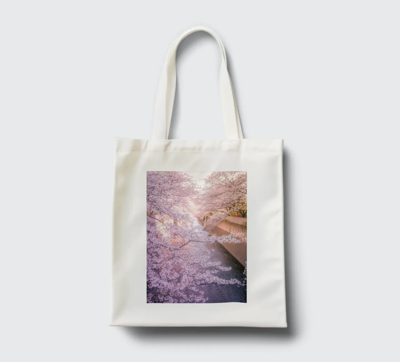 Sakura tree over Kanda Gawa river borsa in juta da Samuel Leonardo