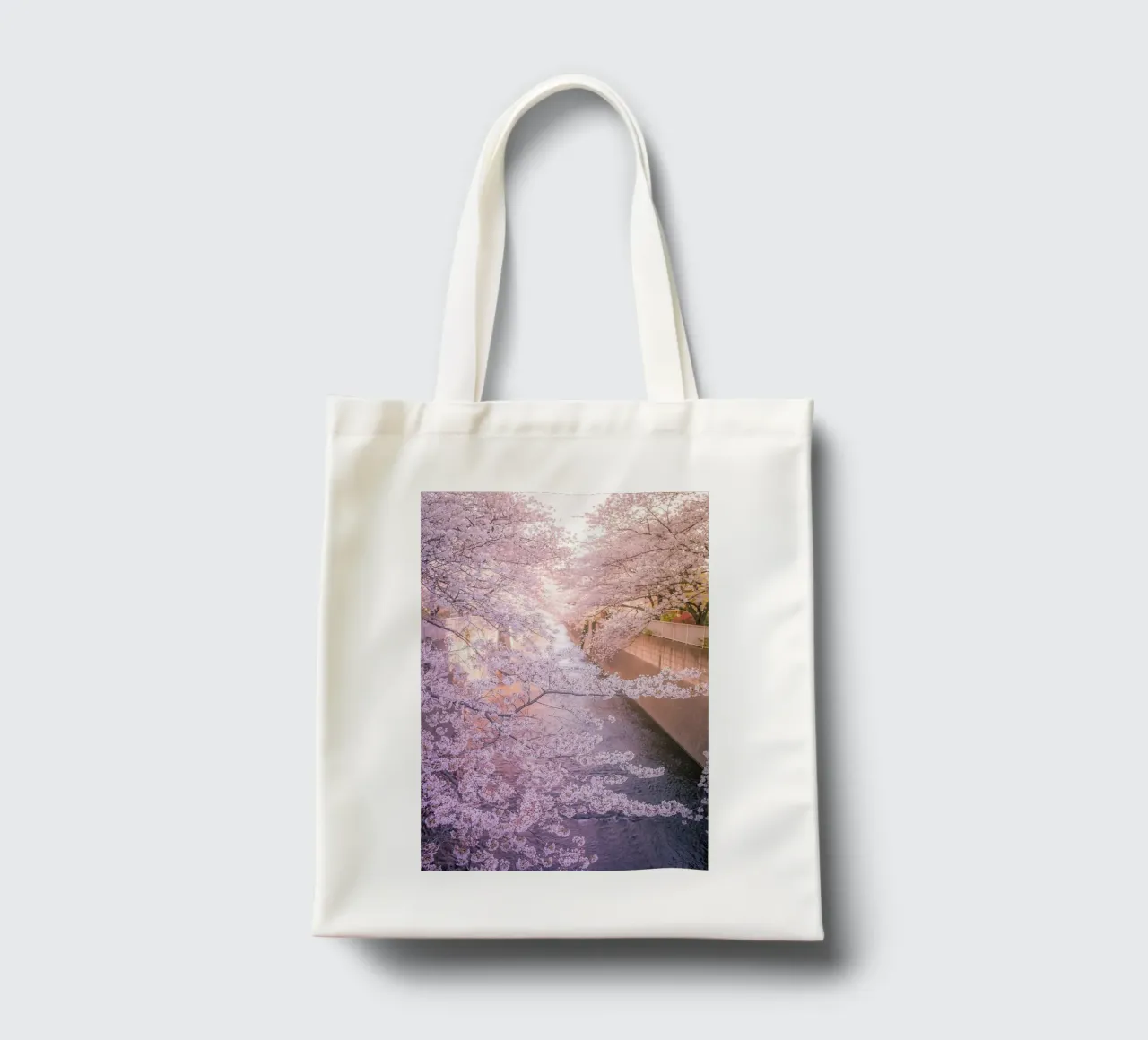 Sakura tree over Kanda Gawa river borsa in juta da Samuel Leonardo