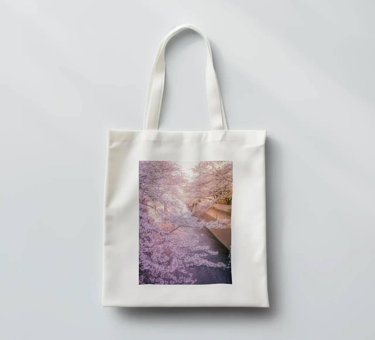 Sakura tree over Kanda Gawa river borsa in juta da Samuel Leonardo
