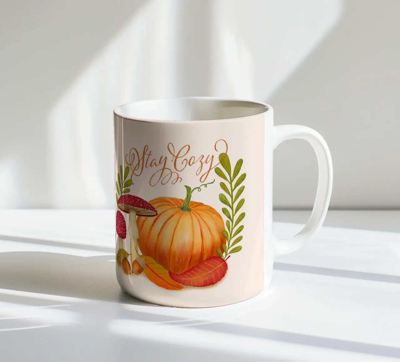 Autunno con zucca e foglie. Accomodatevi. tazza in ceramica da CalliLetters