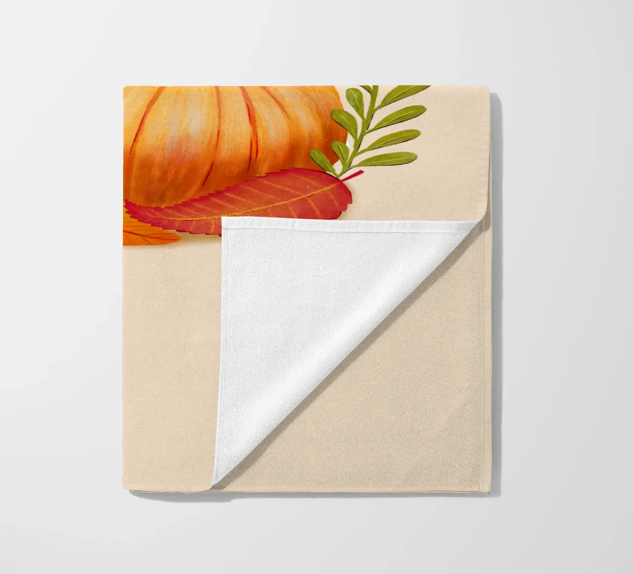 Autunno con zucca e foglie. Accomodatevi. telo mare da CalliLetters